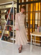 佐佐木希僅穿「睡衣」性感登封！罕見大方秀美背、事業線